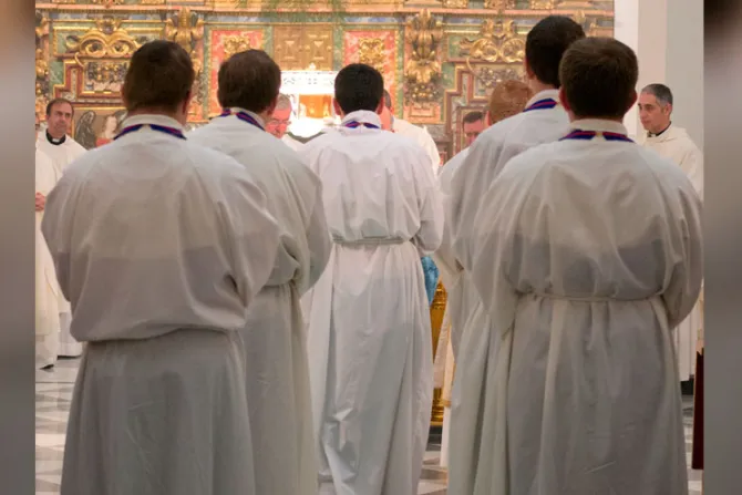 Papa Francisco a obispos: Cuiden a sus sacerdotes de la tentación del poder y el dinero