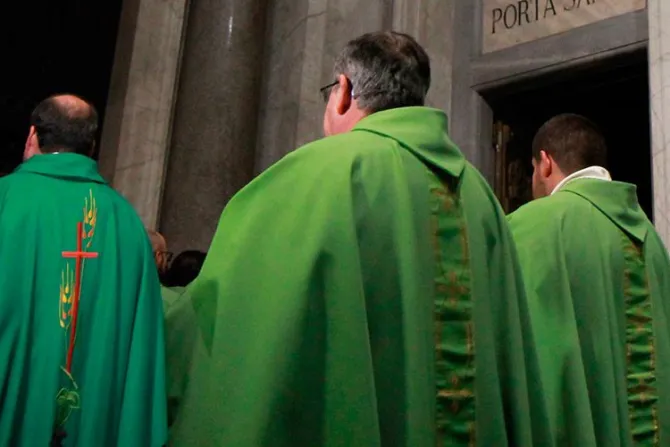 Suspenden a sacerdotes acusados de abusos sexuales en Chile