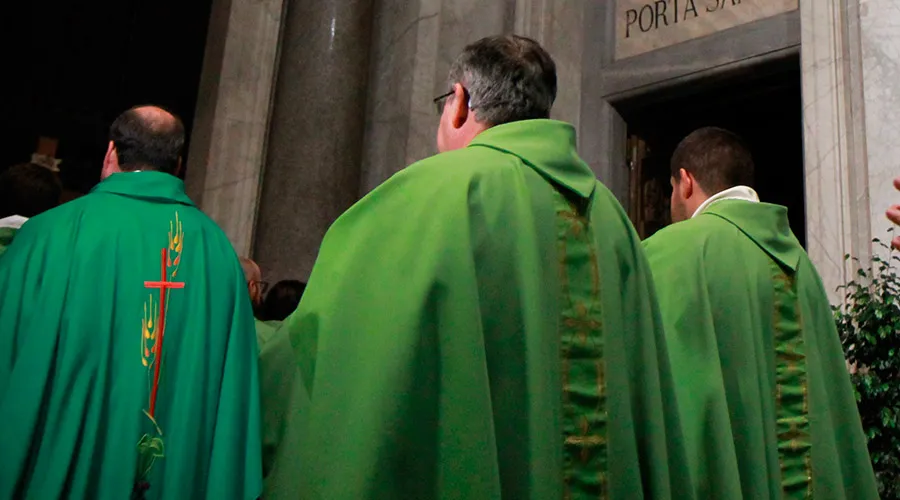 Sacerdotes con doble vida deben dejar su ministerio, asegura Arzobispo