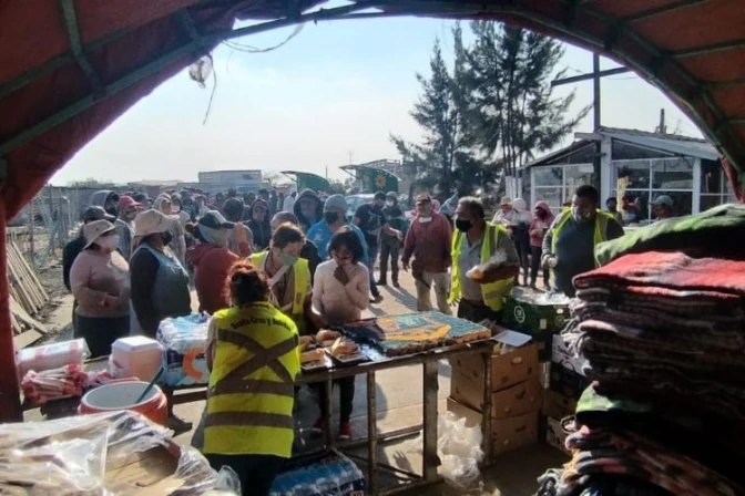 Sacerdote atiende a cientos con alimentos y albergue cada día en Ciudad de México