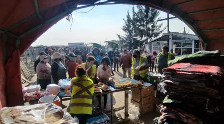 Sacerdote atiende a cientos con alimentos y albergue cada día en Ciudad de México