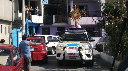 Santísimo Sacramento sale en procesión para bendecir las calles de Perú