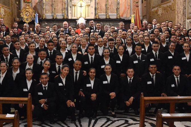 Policías y bomberos de Buenos Aires reciben sacramentos de iniciación cristiana