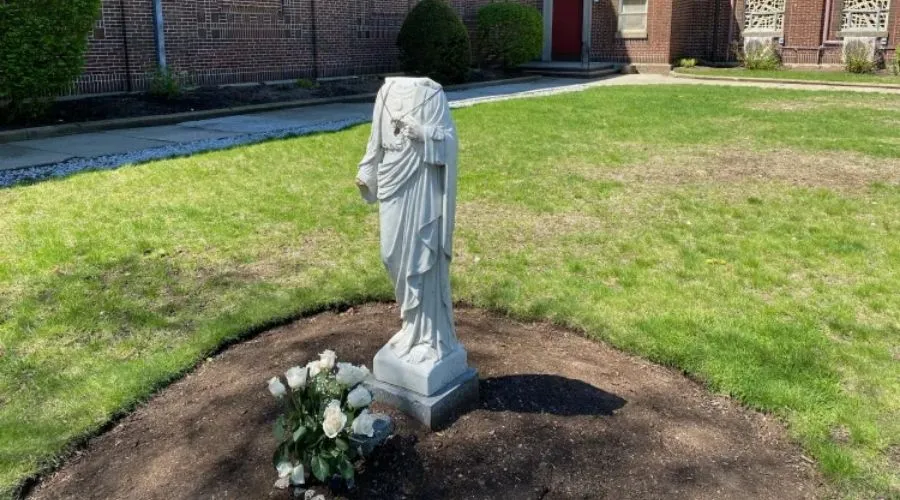 Estatua de Sagrado Corazón de Jesús en la parroquia de San Carlos Borromeo en Waltham, decapitada entre el 2 y 3 de mayo.