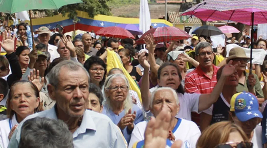 Fieles rezan al Sagrado Corazón de Jesús en Venezuela. Crédito: Oficina de Prensa de la Diócesis de San Cristóbal