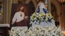 La imagen del Sagrado Corazón de Jesús y la Virgen del Buen Suceso en la Catedral de Guayaquil