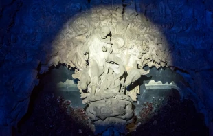 Momento de la iluminaciu00f3n de la fachada del nacimiento de la basu00edlica de la Sagrada Familia. Foto: Basu00edlica de la Sagrada Familia.  