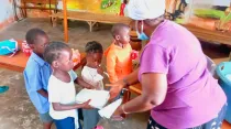 El Centro Juvenil Don Bosco proporciona dos comidas al día a niños y adolescentes de Namibia. Crédito: Salesian Missions