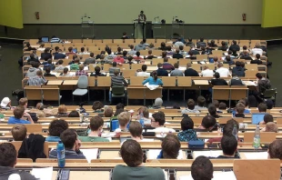 Imagen referencial. Aula de clases con alumnos. Foto: Pixabay 