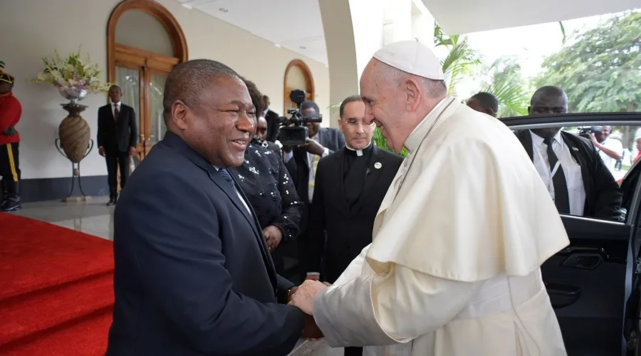 El Papa saluda al Presidente de Mozambique. Foto: Vatican Media