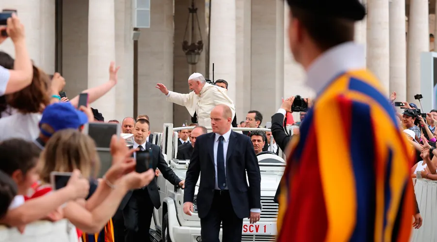 El Papa con los peregrinos en la Audiencia General. Foto: Daniel Ibáñez / ACI Prensa