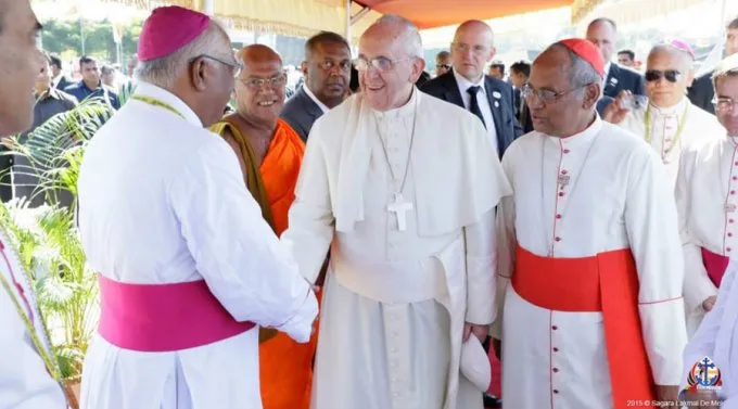 El Papa Francisco en la ceremonia de bienvenida a Sri Lanka saluda a los obispos. Foto popefrancissrilanka.com?w=200&h=150