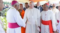 El Papa Francisco en la ceremonia de bienvenida a Sri Lanka saluda a los obispos. Foto popefrancissrilanka.com