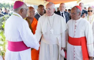 El Papa Francisco en la ceremonia de bienvenida a Sri Lanka saluda a los obispos. Foto popefrancissrilanka.com 