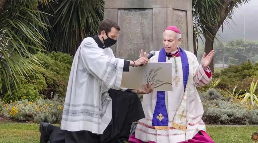 Mons. Salvatore Cordileone dirige la oración a los pies del monumento dañado a San Junípero Serra. Crédito: Arquidiócesis de San Francisco.?w=200&h=150