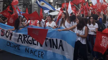 Cientos participan en “banderazo” al inicio de la discusión del aborto en Argentina