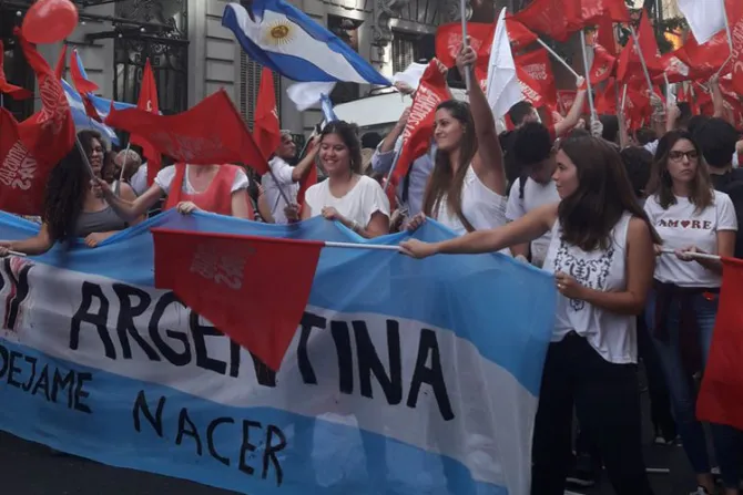 Cientos participan en “banderazo” al inicio de la discusión del aborto en Argentina