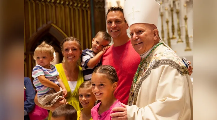 Mons. Samuel J. Aquila junto a una familia en Denver. Foto: Andrew Wright / El Pueblo Católico.?w=200&h=150
