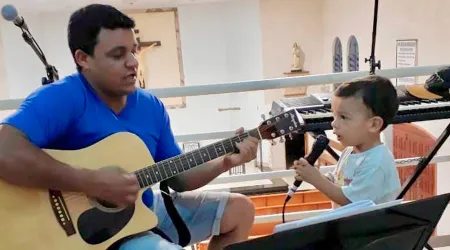 Niño de 2 años conquista redes sociales dedicando canciones a Dios [VIDEO]