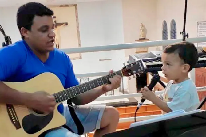 Niño de 2 años conquista redes sociales dedicando canciones a Dios [VIDEO]