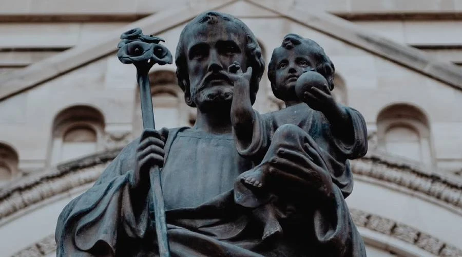 Estatua de San José con el Niño Jesús. Crédito: Sergei Sushchik / Unsplash.?w=200&h=150