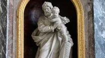 San José y el Niño Jesús. Crédito: Hermanos Duthoit, Capilla de San José - Catedral de Notre Dame de Amiens (CC-BY-3.0), Wikipedia.
