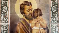 Azulejo que representa a San José con el Niño en brazos. Crédito: Cathopic / padremarcelo