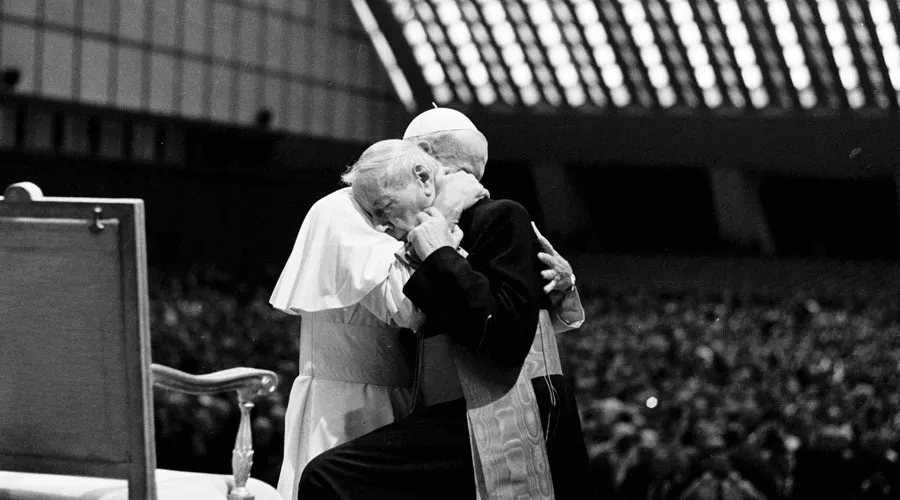 San Juan Pablo II abraza al Cardenal Wyszynski en el Vaticano. Foto: Vatican Media