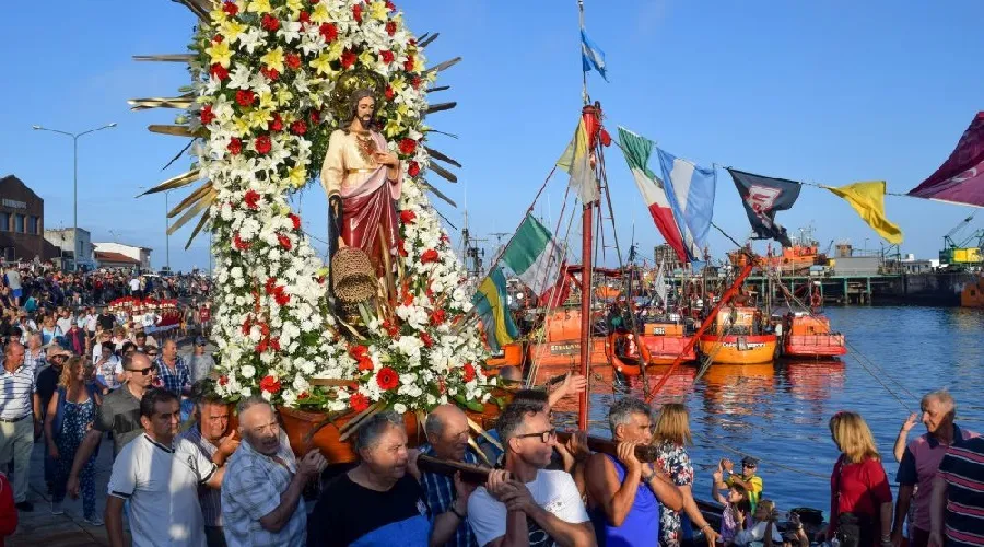 Celebran a San Salvador con una procesión en el mar en Argentina