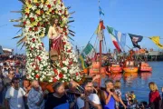 Celebran a San Salvador con una procesión en el mar en Argentina