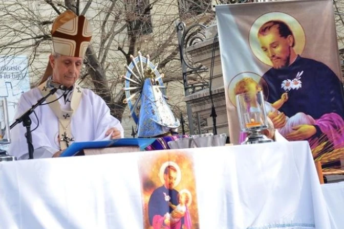 Fieles piden a San Cayetano por unidad, pan y trabajo