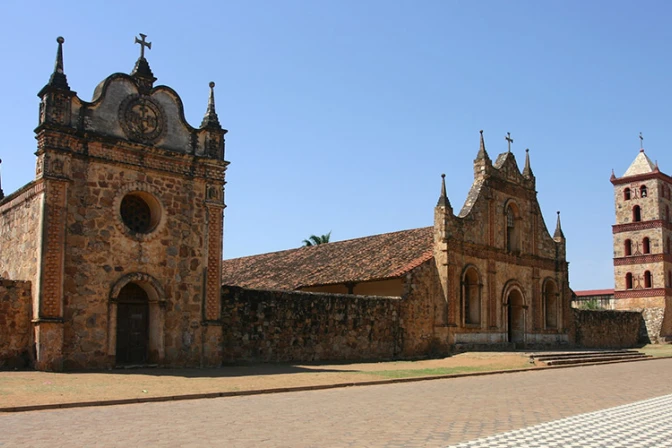Policía desaloja a ex sacerdote que se adueñó de parroquia en Bolivia