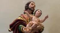 San José y el Niño Jesús. Créditos: Lawrence OP (CC BY-NC-ND 2.0)