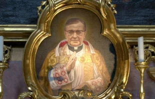 San Josemaru00eda Escrivu00e1 de Balaguer, detalle de un altar dedicado a u00e9l en iglesia en Viena. Cru00e9dito: Jebulon / Dominio pu00fablico 