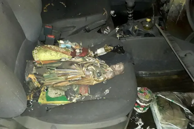 Auto de sacerdote se incendia, pero en su interior imagen de San José queda intacta