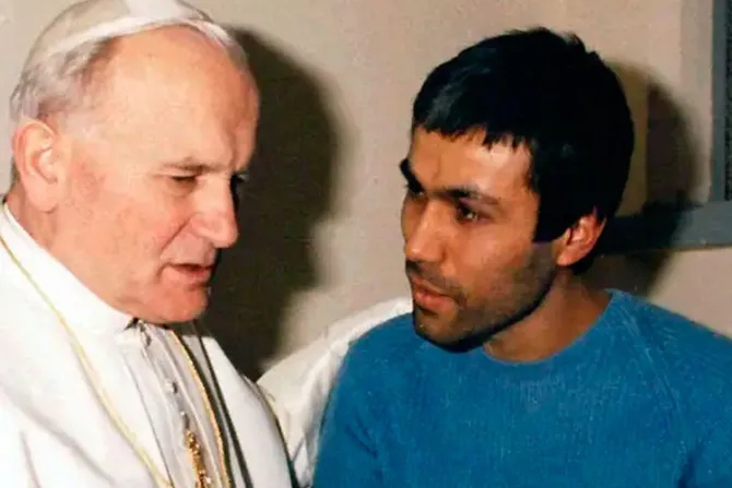 San Juan Pablo II perdonó a Ali Agca, condenado a cadena perpetua hace 40 años