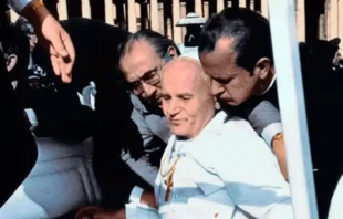 San Juan Pablo II tras el atentado en la Plaza de San Pedro hace 41 años. Crédito: Audycje Radiowe / YouTube