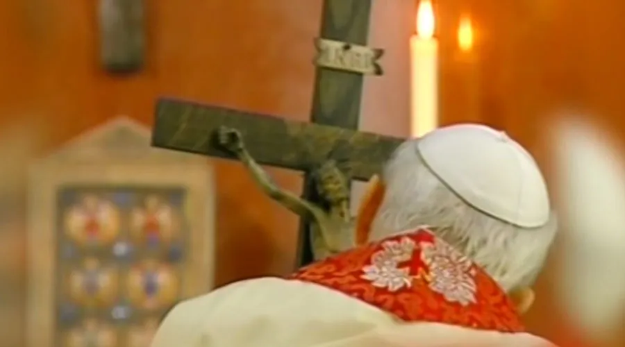 La historia inédita de la última vez que San Juan Pablo II sostuvo una cruz en un Vía Crucis