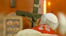 San Juan Pablo II porta una cruz tallada por Stanislaw Trafalski el Viernes Santo de 2005. Crédito: Captura de video de TV Trwam