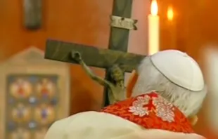 La historia inédita de la última vez que San Juan Pablo II sostuvo una cruz en un Vía Crucis Crédito: Captura de video de TV Trwam
