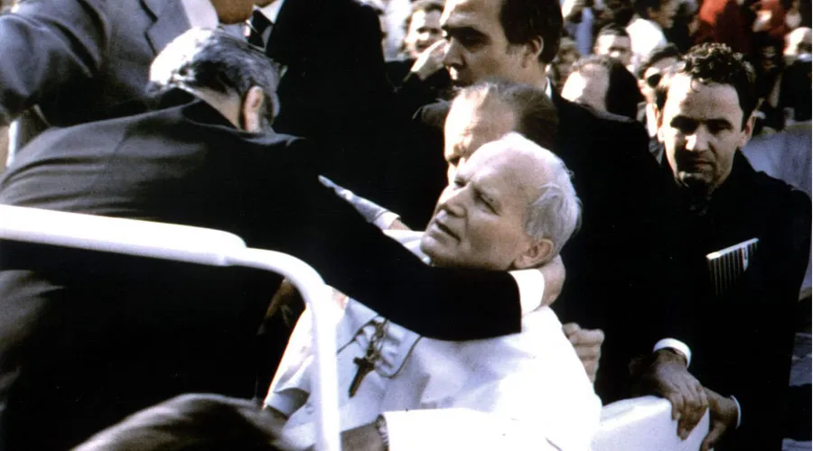 Resultado de imagen para Fotos del atentado en el Santuario de FÃ¡tima (Portugal), al papa Juan Pablo II