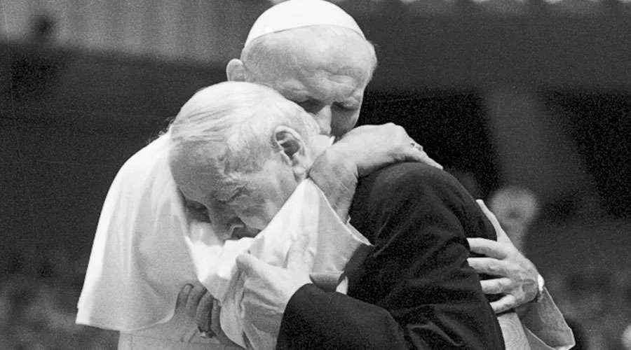 San Juan Pablo II abraza al Cardenal Wyszynski en el Vaticano. Foto: L'Osservatore Romano