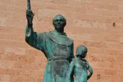 Arzobispo realiza exorcismo en lugar donde derribaron estatua de San Junípero Serra