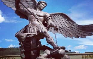 Monumento a San Miguel Arcu00e1ngel en Cundinamarca, Colombia. Cru00e9dito: Diego garnica (CC BY-SA 3.0) 