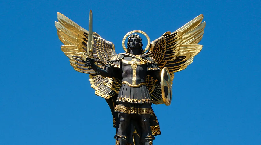 Una escultura del San Miguel Arcángel en la cima de Lach Gates en la Plaza de la Independencia en Kiev, Ucrania. | Crédito: PxHere (Dominio Público)