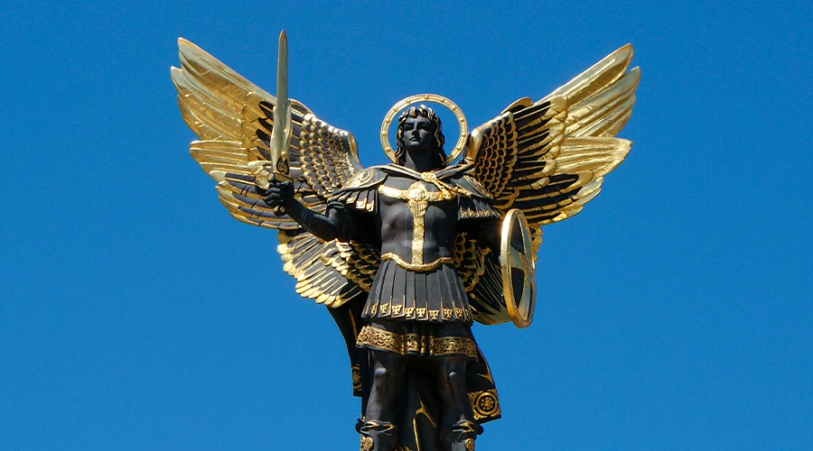 Una escultura del San Miguel Arcángel en la cima de Lach Gates en la Plaza de la Independencia en Kiev, Ucrania. | Crédito: PxHere (Dominio Público)?w=200&h=150