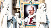Tapiz de San Pablo VI durante su ceremonia de canonización en el Vaticano. Foto: Daniel Ibañez / ACIPrensa