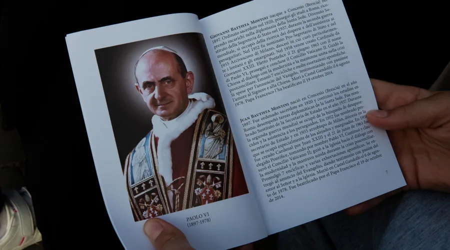 Un fiel asistente a la Misa de canonización muestra la imagen de San Pablo VI en el folleto preparado para la ocasión. Foto: Daniel Ibáñez / ACI Prensa?w=200&h=150
