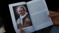 Un fiel asistente a la Misa de canonización muestra la imagen de San Pablo VI en el folleto preparado para la ocasión. Foto: Daniel Ibáñez / ACI Prensa