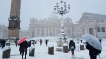 La Basílica de San Pedro y la Plaza de San Pedro cubiertas de nieve. Foto: Alexey Gotovsky